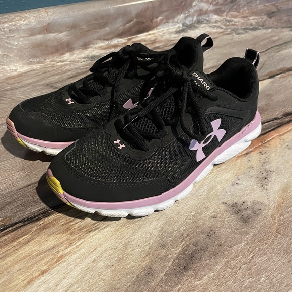Under armor charged assert size 8 1/2 women’s shoe Has Scratch See Pics. Nice - Picture 2 of 16